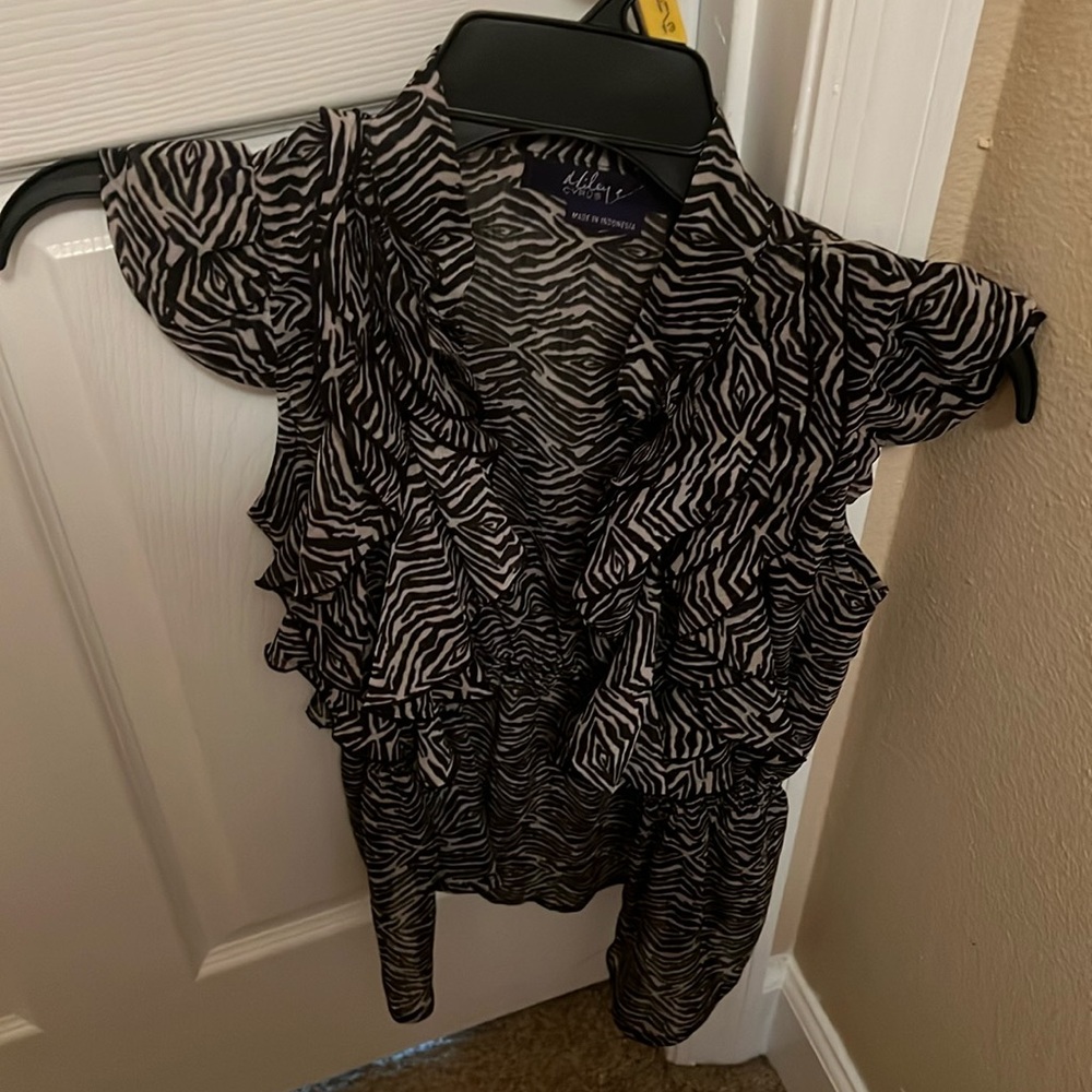 Miley Cyrus bottom up blouse